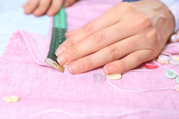 Ręce haftujące delikatny wzór